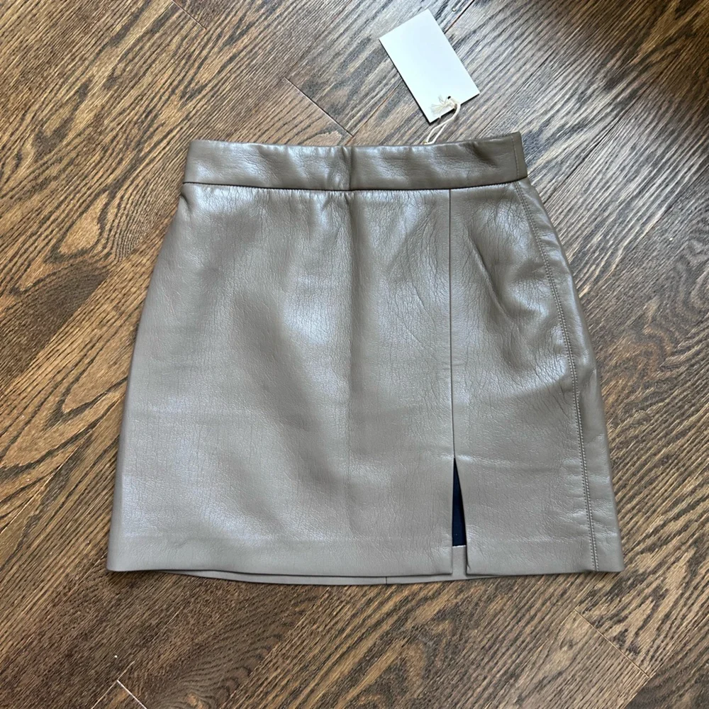 WILFRED ARITZIA Vegan Faux Leather Patio Mini Skirt
Light brown - Picture 1 of 13